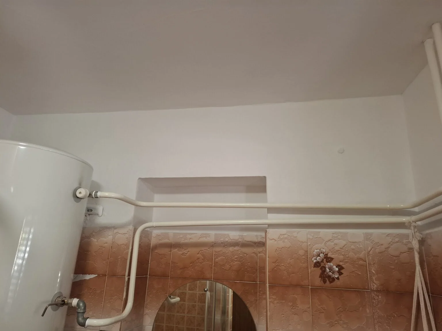 Kupaonica nakon soboslikarskih radova, obnovljen i obojen plafon u bijelu boju.