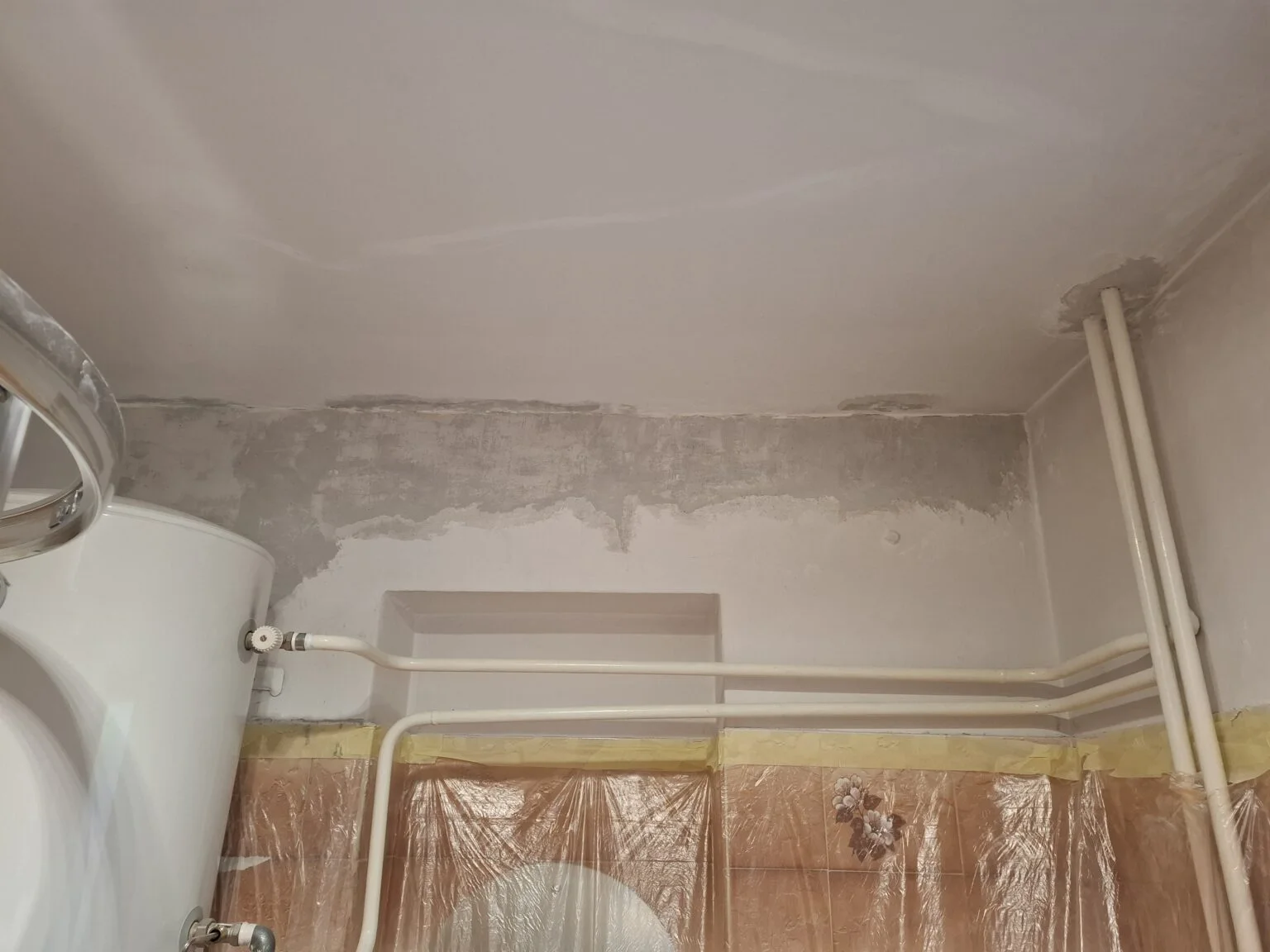 Kupaonica s oštećenim zidom i stropom prije soboslikarskih radova u Rijeci.