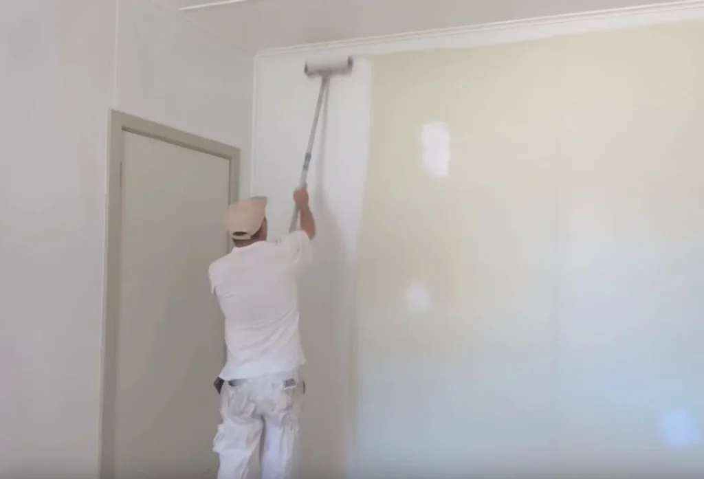 Majstor boja zid sa valjkom u bijelu boju