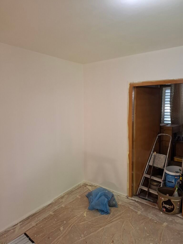 Obnovljena soba u Rijeci - zidovi i strop obojeni u bijelo poslije nikotina