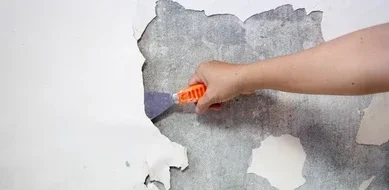 Struganje oštećenog zida prije renovacije – Rijeka