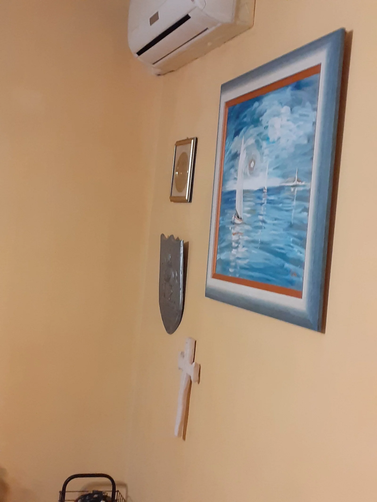 Zid nakon sanacije i bojanja ispod klima uređaja, potpuno obnovljen i uredno obojen u toplu nijansu u Rijeci.