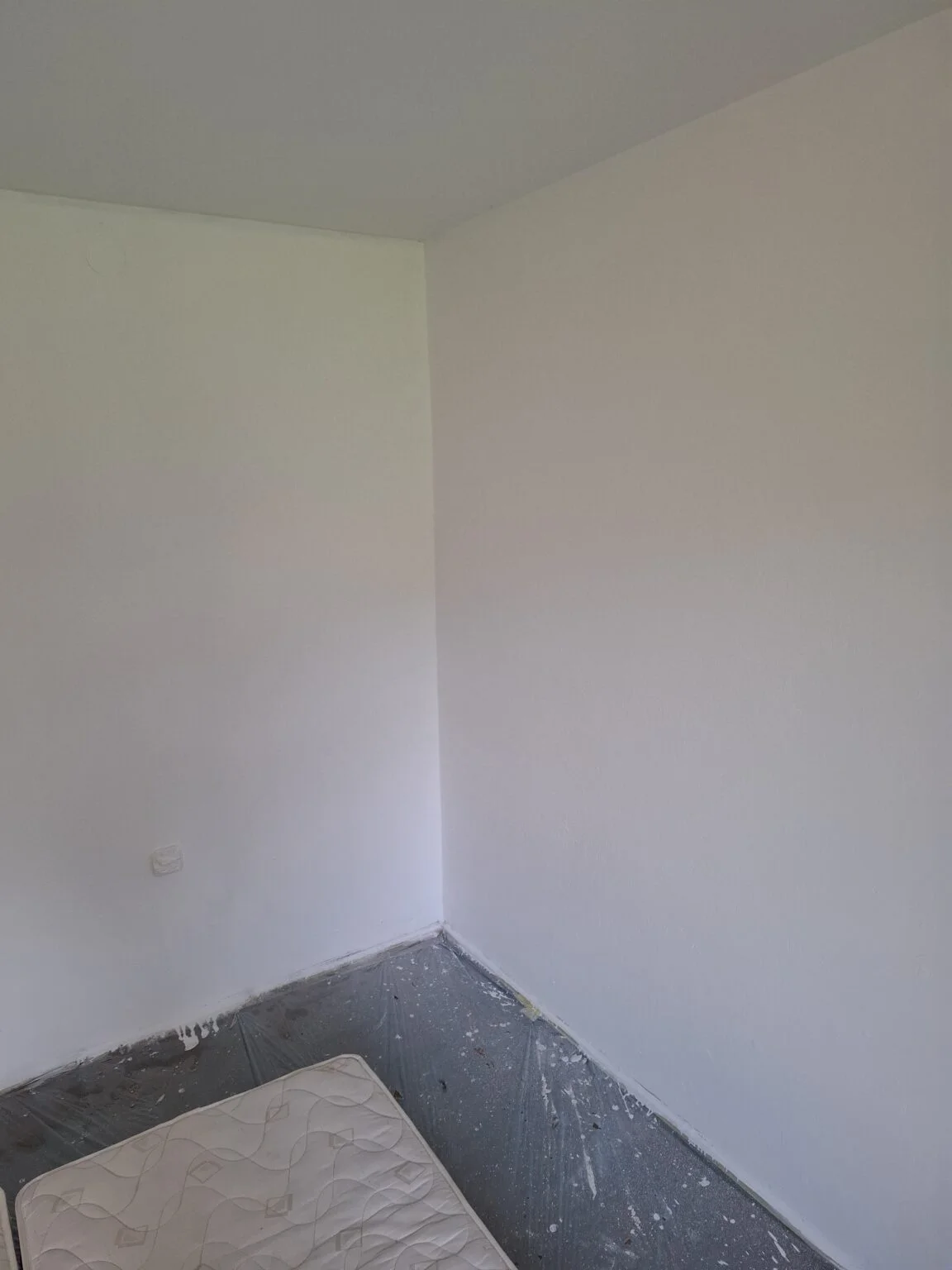 Zid nakon sanacije i bojanja, potpuno čist i obojen u bijelu boju, bez tragova vlage i plijesni.