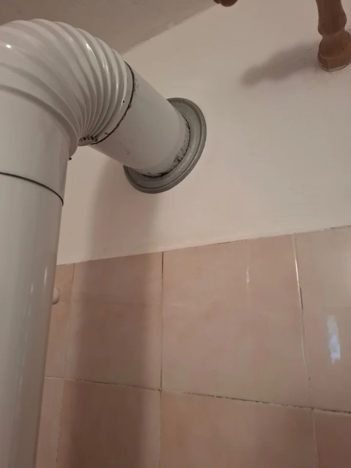 Zid nakon sanacije i bojanja, potpuno obnovljen i bez tragova vlage ispod dimovodne cijevi u Rijeci.