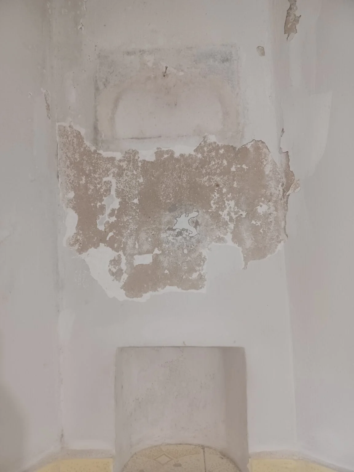 Zid u spavaćoj sobi oštećen vlagom i plijesni prije soboslikarskih radova u Rijeci.