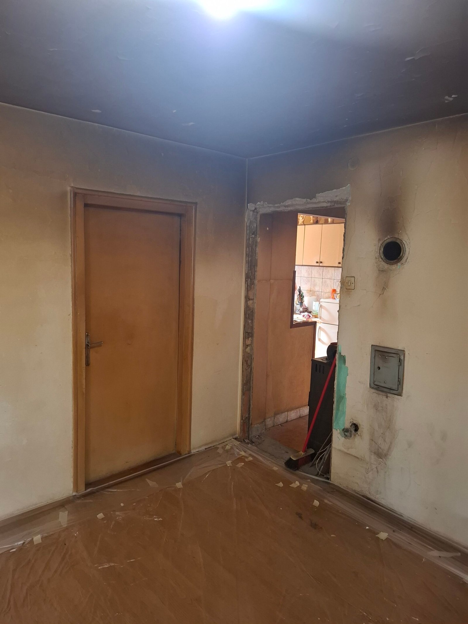 Dnevni boravak prije uklanjanja vlage - soboslikarski radovi u Rijeci.