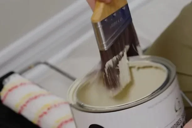 Kist uronjen u bijelu boju spreman za bojanje zidova u Rijeci i okolici